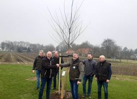 VAL Oude IJssel schenkt Honingboom aan PAN