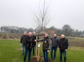VAL Oude IJssel schenkt Honingboom aan PAN